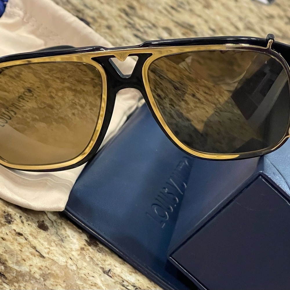 Brand New! Never been worn Louis Vuitton Glasses/Sunglasses Model # Z1085W